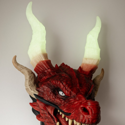 Cabeça de Dragão Decorativa – PLA com Chifres Luminescentes | 3dECshop